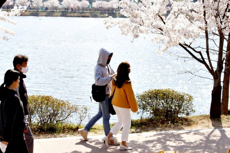 시공(時空)의 건너편, 추억의 단면과 지구 30년